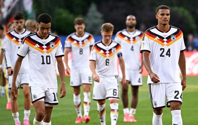 Sport Themen der Woche KW27 Fussball, Länderspiel, Herren, FIFA World Cup, WM, Weltmeisterschaft, Fussball 2026, Fussball-Weltmeisterschaft, USA, Sechzehntelfinale, Gilette Stadium Boston: Deutschland - Paraguay 3:4 n.E.; Malick Thiaw (GER), Joshua Kimmich (GER), Jamal Musiala (GER) enttäuscht nach Spielende. Enttäuschung, Frust, Aktion.