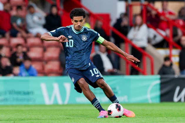 Francis Onyeka (Germany) kontrolliert den Ball, UEFA European Under-19 Championship 2026 Group A, Wales v Germany, Racecourse Ground am 01. July 2026 in Wrexham, Vereinigtes Königreich. (Foto von Marco Steinbrenner DeFodi Images) Francis Onyeka (Germany) controls the ball, UEFA European Under-19 Championship 2026 Group A, Wales v Germany, Racecourse Ground, July 1, 2026 in Wrexham, United Kingdom. (Photo by Marco Steinbrenner DeFodi Images) -