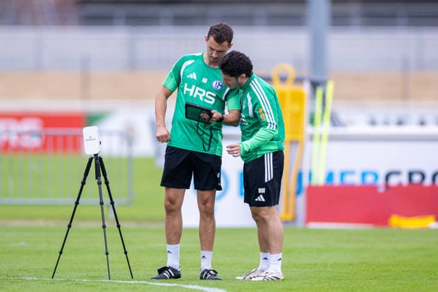 08.07.2026, Fussball, Training des FC Schalke 04. v. l. Sportwissenschaftler Rasmus Bruns (FC Schalke 04), Reha-Trainer Nico Wamig (FC Schalke 04). Gelsenkirchen Trainingsgelände FC Schalke 04 NRW Deutschland xRHR-FOTO YYx Copyright: RHR-FOTOx RHR-FOTO YY