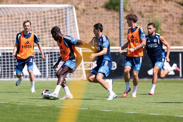 15.07.2026, Fussball, Training des FC Schalke 04. v. l. Finn Porath (FC Schalke 04), Bryan Lasme (FC Schalke 04), Ron Schallenberg (FC Schalke 04), Max Grüger (FC Schalke 04), Adil Aouchiche (FC Schalke 04). Gelsenkirchen Trainingsgelände FC Schalke 04 NRW Deutschland xRHR-FOTO YYx Copyright: RHR-FOTOx RHR-FOTO YY
