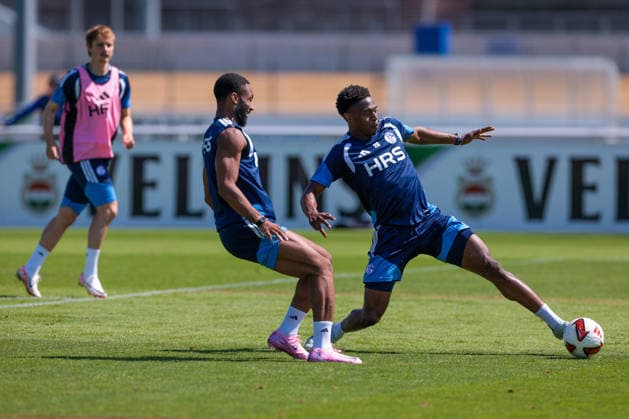 15.07.2026, Fussball, Training des FC Schalke 04. v. l. Finn Porath (FC Schalke 04), Moussa Sylla (FC Schalke 04), Junior Adamu (FC Schalke 04). Gelsenkirchen Trainingsgelände FC Schalke 04 NRW Deutschland xRHR-FOTO YYx Copyright: RHR-FOTOx RHR-FOTO YY