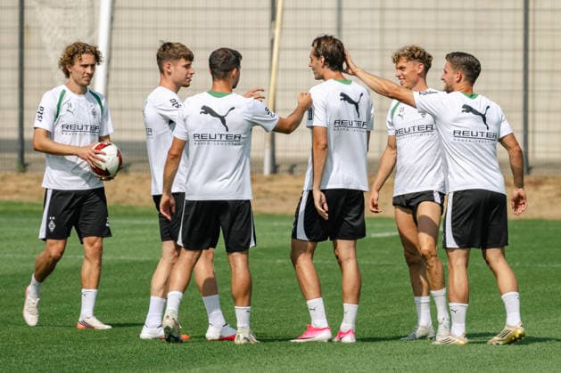 Florian Neuhaus (Borussia Moenchengladbach, 10) hat beim Hochhalten verloren und erhaelt seine Bestrafung von Robin Hack (Borussia Moenchengladbach, 25), Enzo Leopold (Borussia Moenchengladbach, 08), Kevin Stoeger (Borussia Moenchengladbach, 07), Lukas Ullrich (Borussia Moenchengladbach, 26) und Hugo Bolin (Borussia Moenchengladbach, 38). Oeffentliches Training Borussia Moenchengladbach auf dem Trainingsgelaende am ista-Borussia Park, 1. Bundesliga, Fussball, Saison 2026 2027, 30.07.2026 oeffentliches Training Borussia Moenchengladbach, 1. Bundesliga, Saison 2026 2027, 30.07.2026 Moenchengladbach Copyright: xEibner-Pressefoto ThomasxHaeslerx EP_THR