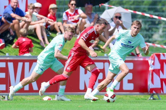 Julian Eitschberger (Hertha BSC Berlin), Said El Mala (1. FC Köln) und Marten Winkler (Hertha BSC Berlin) kämpfen um den Ball, Friendly match, 1. FC Köln v Hertha BSC Berlin, Koasastadion am 31. July 2026 in St. Johann in Tirol, Österreich. (Foto von Marco Steinbrenner DeFodi Images) Julian Eitschberger (Hertha BSC Berlin), Said El Mala (1. FC Köln) und Marten Winkler (Hertha BSC Berlin) battle for the ball, Friendly match, 1. FC Köln v Hertha BSC Berlin, Koasastadion, July 31, 2026 in St. Johann in Tirol, Austria. (Photo by Marco Steinbrenner DeFodi Images) -