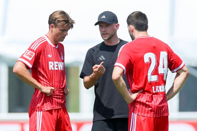 Joel Pascal Schmied (1. FC Köln), Trainer Rene Wagner (1. FC Köln) und Luka Lochoshvili (1. FC Köln) unterhalten sich, Friendly match, 1. FC Köln v Hertha BSC Berlin, Koasastadion am 31. July 2026 in St. Johann in Tirol, Österreich. (Foto von Marco Steinbrenner DeFodi Images) Joel Pascal Schmied (1. FC Köln), Trainer Rene Wagner (1. FC Köln) und Luka Lochoshvili (1. FC Köln) talk together, Friendly match, 1. FC Köln v Hertha BSC Berlin, Koasastadion, July 31, 2026 in St. Johann in Tirol, Austria. (Photo by Marco Steinbrenner DeFodi Images) -