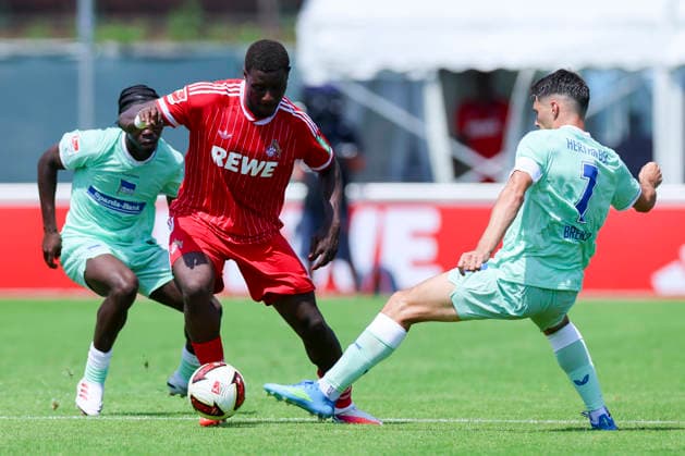 Boris Mamuzah Lum (Hertha BSC Berlin), Ragnar Prince Friedel Ache (1. FC Köln) und Josip Brekalo (Hertha BSC Berlin) kämpfen um den Ball, Friendly match, 1. FC Köln v Hertha BSC Berlin, Koasastadion am 31. July 2026 in St. Johann in Tirol, Österreich. (Foto von Marco Steinbrenner DeFodi Images) Boris Mamuzah Lum (Hertha BSC Berlin), Ragnar Prince Friedel Ache (1. FC Köln) und Josip Brekalo (Hertha BSC Berlin) battle for the ball, Friendly match, 1. FC Köln v Hertha BSC Berlin, Koasastadion, July 31, 2026 in St. Johann in Tirol, Austria. (Photo by Marco Steinbrenner DeFodi Images) -