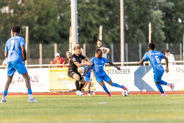 VfB Friedrichshafen vs. SSV Ulm 1846 Fußball, Fussball, Wfv-Pokal, 2. Runde, Zeppelinstadion Friedrichshafen 29.07.26 v.l. Dennis Chessa (SSV Ulm 1846 Fußball, 11), Mulai Danfa Fati (VfB Friedrichshafen, 07) VfB Friedrichshafen vs. SSV Ulm 1846 Fußball, Fussball, Wfv-Pokal, 2. Runde, Zeppelinstadion Friedrichshafen 29.07.26 Foto: Lucca Fundel Friedrichshafen Zeppelinstadion Baden-Württemberg Deutschland