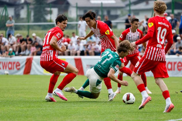 Igor Matanovic (SC Freiburg, 31), Luca Itter (SpVgg Greuther Fürth, 27) und Keisuke Goto (SC Freiburg, 42) im Kampf um den Ball , Österreich, Fussball, Testspiel, 2026 2027, vs. , 31.07.2026, Schruns Fussballplatz Österreich Copyright: xGrantxHubbsx
