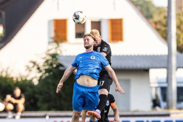 VfB Friedrichshafen vs. SSV Ulm 1846 Fußball, Fussball, Wfv-Pokal, 2. Runde, Zeppelinstadion Friedrichshafen 29.07.26 v.l. Dennis Blaser (VfB Friedrichshafen, 22), Leon Müller (SSV Ulm 1846 Fußball, 17) VfB Friedrichshafen vs. SSV Ulm 1846 Fußball, Fussball, Wfv-Pokal, 2. Runde, Zeppelinstadion Friedrichshafen 29.07.26 Foto: Lucca Fundel Friedrichshafen Zeppelinstadion Baden-Württemberg Deutschland