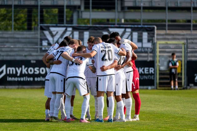 Spieler vom SV Sandhausen (SVS), schwören sich mit einem Mannschaftskreis vor dem Anpfiff ein, Kreis, Teamkreis, Konzentration, Kameradschaft, Ansprache, Motivation, 31.07.2026, Sandhausen (Deutschland), Fussball, bfv-Verbandspokal, 3. Runde, SV Sandhausen - TSG 1862 09 Weinheim