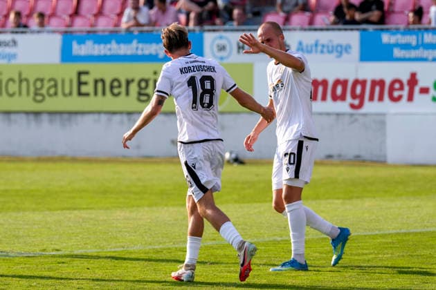 v.li.: Torschütze Tim Korzuschek (SVS, 18), Phil Halbauer (SVS, 20), Spieler vom SV Sandhausen (SVS), jubeln über das Tor zum 1:0, Jubel, Torjubel, Torerfolg, celebrate the goal, goal, celebration, jubelt ueber das Tor, Freuen, Freude, freut sich, optimistisch, positiv, Spielszene, Highlight, Action, Aktion, 31.07.2026, Sandhausen (Deutschland), Fussball, bfv-Verbandspokal, 3. Runde, SV Sandhausen - TSG 1862 09 Weinheim