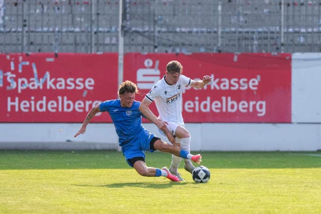 v.li.: Robert Langer (TSG, 26), Ken Gipson (SVS, 24), Zweikampf, Spielszene, Duell, duel, tackle, tackling, Dynamik, Action, Aktion, 31.07.2026, Sandhausen (Deutschland), Fussball, bfv-Verbandspokal, 3. Runde, SV Sandhausen - TSG 1862 09 Weinheim