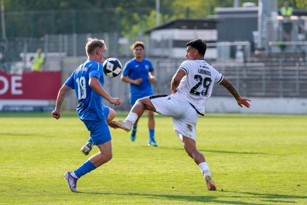 v.li.: Maiko Rene Hertel (TSG, 18), Tasos Leonidis (SVS, 29), Zweikampf, Spielszene, Duell, duel, tackle, tackling, Dynamik, Action, Aktion, 31.07.2026, Sandhausen (Deutschland), Fussball, bfv-Verbandspokal, 3. Runde, SV Sandhausen - TSG 1862 09 Weinheim