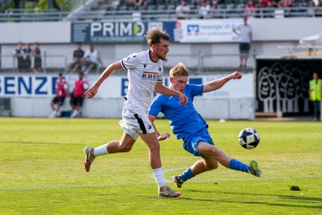 Sport Bilder des Tages v.li.: Tim Korzuschek (SVS, 18), Maiko Rene Hertel (TSG, 18), Zweikampf, Spielszene, Duell, duel, tackle, tackling, Dynamik, Action, Aktion, 31.07.2026, Sandhausen (Deutschland), Fussball, bfv-Verbandspokal, 3. Runde, SV Sandhausen - TSG 1862 09 Weinheim