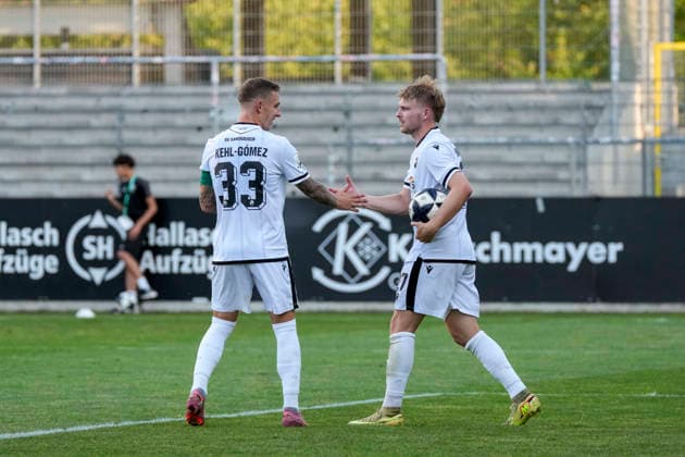 v.li.: Marco Kehl-Gomez (SVS, 33), Torschütze Stefan Maderer (SVS, 27), Spieler vom SV Sandhausen (SVS), jubeln über das Tor zum 3:0, Jubel, Torjubel, Torerfolg, celebrate the goal, goal, celebration, jubelt ueber das Tor, Freuen, Freude, freut sich, optimistisch, positiv, Spielszene, Highlight, Action, Aktion, 31.07.2026, Sandhausen (Deutschland), Fussball, bfv-Verbandspokal, 3. Runde, SV Sandhausen - TSG 1862 09 Weinheim