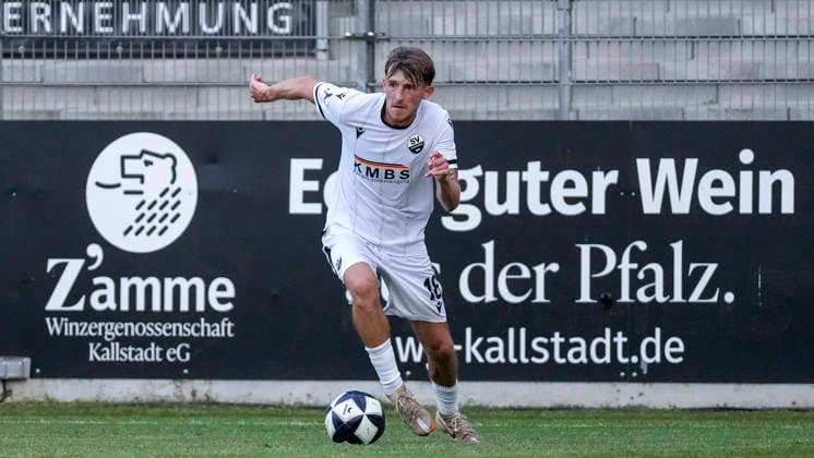 Tim Korzuschek (SVS, 18), am Ball, Freisteller, Ganzkörper, Einzelbild, Einzelfoto, Aktion, Action, 31.07.2026, Sandhausen (Deutschland), Fussball, bfv-Verbandspokal, 3. Runde, SV Sandhausen - TSG 1862 09 Weinheim