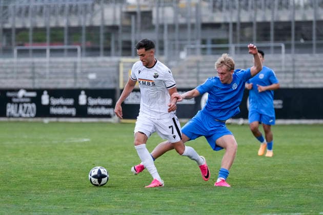 v.li.: David Mamutovic (SVS, 7), Tom Weihbrecht (TSG, 8), Zweikampf, Spielszene, Duell, duel, tackle, tackling, Dynamik, Action, Aktion, 31.07.2026, Sandhausen (Deutschland), Fussball, bfv-Verbandspokal, 3. Runde, SV Sandhausen - TSG 1862 09 Weinheim