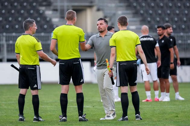 v.li.: Niklas Diehm (Schiedsrichter) und Anthony Loviso (Sportdirektor, SVS) im Gespräch, Diskussion auf dem Spielfeld, Action, Aktion, Spielszene, 31.07.2026, Sandhausen (Deutschland), Fussball, bfv-Verbandspokal, 3. Runde, SV Sandhausen - TSG 1862 09 Weinheim