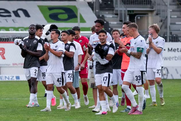 Spieler vom SV Sandhausen (SVS), bedanken sich nach dem Schlusspfiff bei den eigenen Fans für die Unterstützung, Spielende, Danke, Dankeschön an die Zuschauer, Aktion, Action, 31.07.2026, Sandhausen (Deutschland), Fussball, bfv-Verbandspokal, 3. Runde, SV Sandhausen - TSG 1862 09 Weinheim