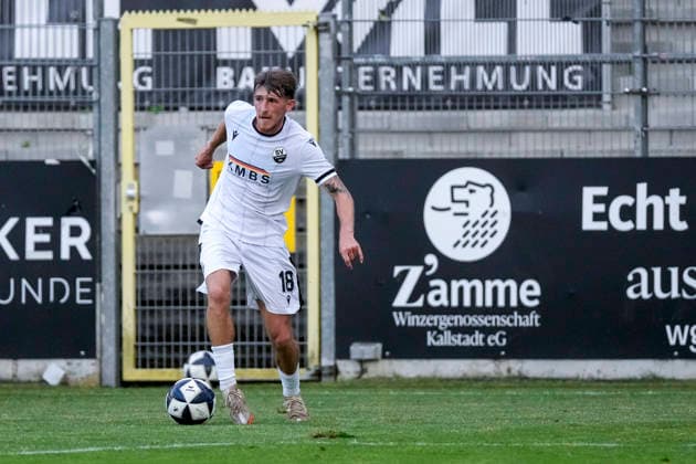 Tim Korzuschek (SVS, 18), am Ball, Freisteller, Ganzkörper, Einzelbild, Einzelfoto, Aktion, Action, 31.07.2026, Sandhausen (Deutschland), Fussball, bfv-Verbandspokal, 3. Runde, SV Sandhausen - TSG 1862 09 Weinheim