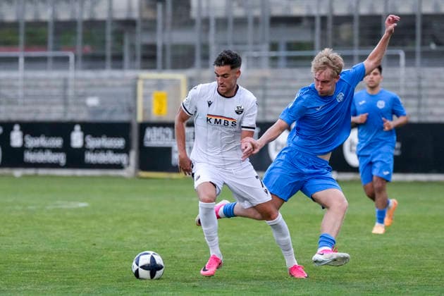 v.li.: David Mamutovic (SVS, 7), Tom Weihbrecht (TSG, 8), Zweikampf, Spielszene, Duell, duel, tackle, tackling, Dynamik, Action, Aktion, 31.07.2026, Sandhausen (Deutschland), Fussball, bfv-Verbandspokal, 3. Runde, SV Sandhausen - TSG 1862 09 Weinheim