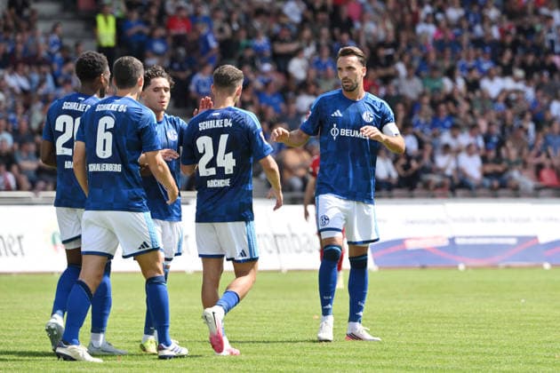 Jubel 0:1, v.re., Kenan Karaman (FC Schalke 04), Adil Aouchiche (FC Schalke 04), Soufiane El-Faouzi (Schalke 04), Ron Schallenberg (FC Schalke 04), Junior Adamu (FC Schalke 04) 01.08.2026, Fussball, Saison 2026 2027, Testspiel, KSV Hessen Kassel - FC Schalke 04 Kassel Auestadion Deutschland