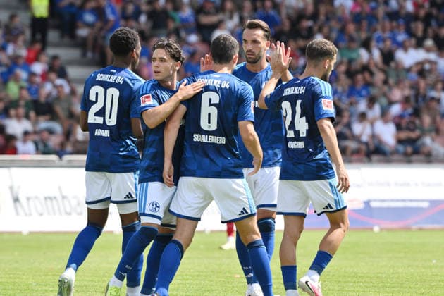 Jubel 0:1, v.re., Adil Aouchiche (FC Schalke 04), Kenan Karaman (FC Schalke 04), Ron Schallenberg (FC Schalke 04), Soufiane El-Faouzi (Schalke 04), Junior Adamu (FC Schalke 04) 01.08.2026, Fussball, Saison 2026 2027, Testspiel, KSV Hessen Kassel - FC Schalke 04 Kassel Auestadion Deutschland