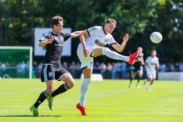Lennart Garlipp (1. FC Bocholt, 15) greift Phil Zimmermann (VFB Hilden, 23) an der den Ball wegschlaegt VFB Hilden vs. 1. FC Bocholt, Fussball, Regionalliga-West, 01.Spieltag, Saison 2026 27, 01.08.2026, VFB Hilden vs. 1. FC Bocholt, Fussball, Regionalliga-West, 01.Spieltag, Saison 2026 27, 01.08.2026 Hilden Copyright: xEibner-Pressefoto LukasxBaldygax EP_LBA