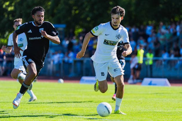 Elano Yegen (1. FC Bocholt, 03) verfolgt Armin Deljkovic (VFB Hilden, 15) der den Ball hat VFB Hilden vs. 1. FC Bocholt, Fussball, Regionalliga-West, 01.Spieltag, Saison 2026 27, 01.08.2026, VFB Hilden vs. 1. FC Bocholt, Fussball, Regionalliga-West, 01.Spieltag, Saison 2026 27, 01.08.2026 Hilden Copyright: xEibner-Pressefoto LukasxBaldygax EP_LBA