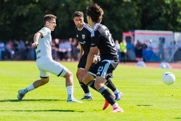 Lukas Lier (VFB Hilden, 08) schaut dem Pass von Malek Fakhro (1. FC Bocholt, 09) zu VFB Hilden vs. 1. FC Bocholt, Fussball, Regionalliga-West, 01.Spieltag, Saison 2026 27, 01.08.2026, VFB Hilden vs. 1. FC Bocholt, Fussball, Regionalliga-West, 01.Spieltag, Saison 2026 27, 01.08.2026 Hilden Copyright: xEibner-Pressefoto LukasxBaldygax EP_LBA