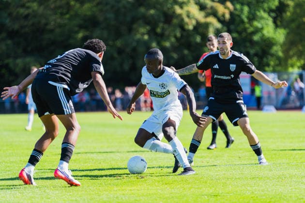 Elano Yegen (1. FC Bocholt, 03), Mohamed Cisse (VFB Hilden, 13) am Ball, Marlon Frey (1. FC Bocholt, 18)dahinter VFB Hilden vs. 1. FC Bocholt, Fussball, Regionalliga-West, 01.Spieltag, Saison 2026 27, 01.08.2026, VFB Hilden vs. 1. FC Bocholt, Fussball, Regionalliga-West, 01.Spieltag, Saison 2026 27, 01.08.2026 Hilden Copyright: xEibner-Pressefoto LukasxBaldygax EP_LBA