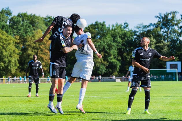 Elano Yegen (1. FC Bocholt, 03) und Marlon Frey (1. FC Bocholt, 18) im Kopfballduell mit Lukas Lier (VFB Hilden, 08), Stipe Batarilo-Cerdic (1. FC Bocholt, 08) schaut zu VFB Hilden vs. 1. FC Bocholt, Fussball, Regionalliga-West, 01.Spieltag, Saison 2026 27, 01.08.2026, VFB Hilden vs. 1. FC Bocholt, Fussball, Regionalliga-West, 01.Spieltag, Saison 2026 27, 01.08.2026 Hilden Copyright: xEibner-Pressefoto LukasxBaldygax EP_LBA
