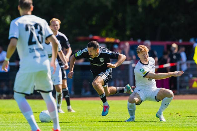 Marvin Lorch (1. FC Bocholt, 25) wird von Nick Sangl (VFB Hilden, 04) gefoult VFB Hilden vs. 1. FC Bocholt, Fussball, Regionalliga-West, 01.Spieltag, Saison 2026 27, 01.08.2026, VFB Hilden vs. 1. FC Bocholt, Fussball, Regionalliga-West, 01.Spieltag, Saison 2026 27, 01.08.2026 Hilden Copyright: xEibner-Pressefoto LukasxBaldygax EP_LBA