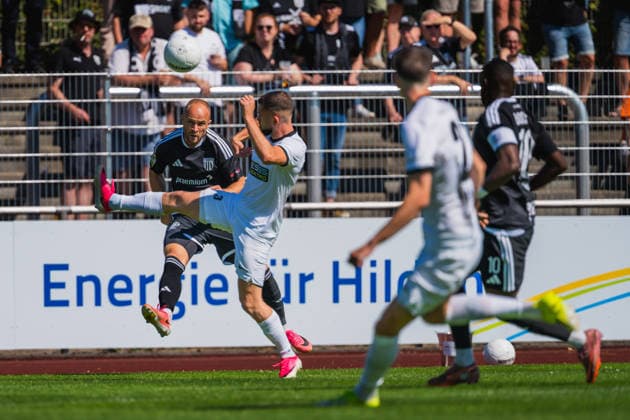 Patrick Kurzen (1. FC Bocholt, 07) flankt den Ball, Arton Tolaj (VFB Hilden, 03) reisst das Bein hoch um zu blocken VFB Hilden vs. 1. FC Bocholt, Fussball, Regionalliga-West, 01.Spieltag, Saison 2026 27, 01.08.2026, VFB Hilden vs. 1. FC Bocholt, Fussball, Regionalliga-West, 01.Spieltag, Saison 2026 27, 01.08.2026 Hilden Copyright: xEibner-Pressefoto LukasxBaldygax EP_LBA