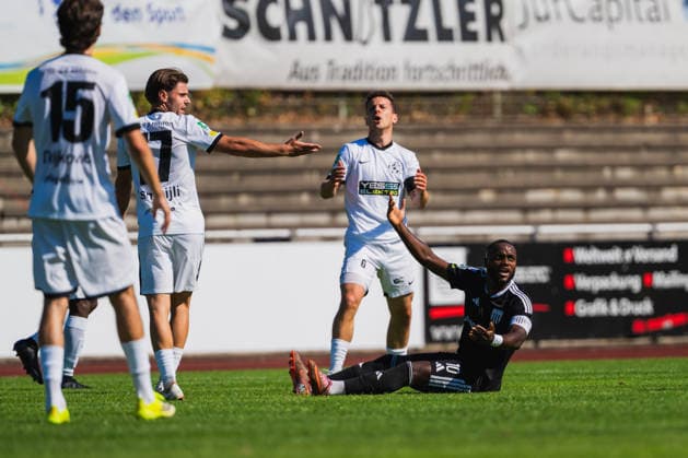 Venhar Ismailji (VFB Hilden, 17) und Lukas Lier (VFB Hilden, 08) unzufireden mit dem Foulpfiff, Arnold Budimbu (1. FC Bocholt, 10) moniert VFB Hilden vs. 1. FC Bocholt, Fussball, Regionalliga-West, 01.Spieltag, Saison 2026 27, 01.08.2026, VFB Hilden vs. 1. FC Bocholt, Fussball, Regionalliga-West, 01.Spieltag, Saison 2026 27, 01.08.2026 Hilden Copyright: xEibner-Pressefoto LukasxBaldygax EP_LBA