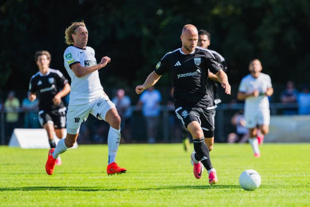 Pascal Weber (VFB Hilden, 10) jagt den Ball hinterher, Patrick Kurzen (1. FC Bocholt, 07) am Ball VFB Hilden vs. 1. FC Bocholt, Fussball, Regionalliga-West, 01.Spieltag, Saison 2026 27, 01.08.2026, VFB Hilden vs. 1. FC Bocholt, Fussball, Regionalliga-West, 01.Spieltag, Saison 2026 27, 01.08.2026 Hilden Copyright: xEibner-Pressefoto LukasxBaldygax EP_LBA