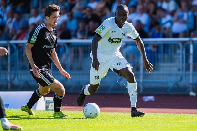 Lennart Garlipp (1. FC Bocholt, 15) im Zweikampf mit dem angreifenden Mohamed Cisse (VFB Hilden, 13) VFB Hilden vs. 1. FC Bocholt, Fussball, Regionalliga-West, 01.Spieltag, Saison 2026 27, 01.08.2026, VFB Hilden vs. 1. FC Bocholt, Fussball, Regionalliga-West, 01.Spieltag, Saison 2026 27, 01.08.2026 Hilden Copyright: xEibner-Pressefoto LukasxBaldygax EP_LBA