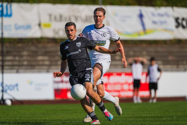 Marvin Lorch (1. FC Bocholt, 25) klaert den Ball vor Etienne Feese (VFB Hilden, 24) VFB Hilden vs. 1. FC Bocholt, Fussball, Regionalliga-West, 01.Spieltag, Saison 2026 27, 01.08.2026, VFB Hilden vs. 1. FC Bocholt, Fussball, Regionalliga-West, 01.Spieltag, Saison 2026 27, 01.08.2026 Hilden Copyright: xEibner-Pressefoto LukasxBaldygax EP_LBA