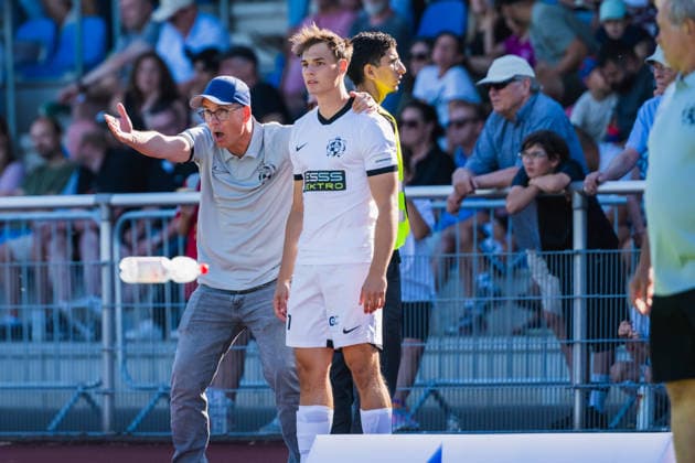 Antonio Molina (VFB Hilden, Trainer) gestikuliert und hat Nils Gatzke (VFB Hilden, 07) im Arm VFB Hilden vs. 1. FC Bocholt, Fussball, Regionalliga-West, 01.Spieltag, Saison 2026 27, 01.08.2026, VFB Hilden vs. 1. FC Bocholt, Fussball, Regionalliga-West, 01.Spieltag, Saison 2026 27, 01.08.2026 Hilden Copyright: xEibner-Pressefoto LukasxBaldygax EP_LBA