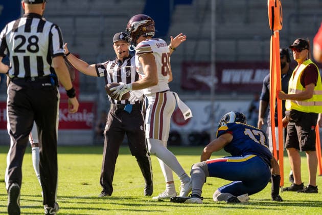 Schiedsrichter pfeifft den Spielzug ab, Tim Sauerland (Rhein Fire, 85) und Matheo Diarra (Alpine Rams, 12), GER Rhein Fire vs. Alpine Rams, American Football, AFLE, Saison 2026, 01.08.2026 GER Rhein Fire vs. Alpine Rams, American Football, AFLE, Saison 2026, 01.08.2026 Duisburg Copyright: xEibner-Pressefoto FabianxFriesex EP_FFE
