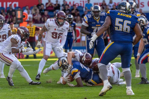 Patrick Burke (Rhein Fire, 29) wird zu Boden gerungen, GER Rhein Fire vs. Alpine Rams, American Football, AFLE, Saison 2026, 01.08.2026 GER Rhein Fire vs. Alpine Rams, American Football, AFLE, Saison 2026, 01.08.2026 Duisburg Copyright: xEibner-Pressefoto FabianxFriesex EP_FFE