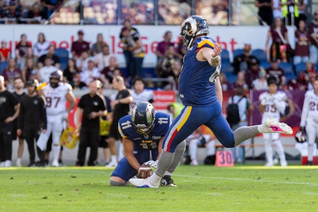 Shane McInerney (Alpine Rams, 61) kickt den Ball, GER Rhein Fire vs. Alpine Rams, American Football, AFLE, Saison 2026, 01.08.2026 GER Rhein Fire vs. Alpine Rams, American Football, AFLE, Saison 2026, 01.08.2026 Duisburg Copyright: xEibner-Pressefoto FabianxFriesex EP_FFE