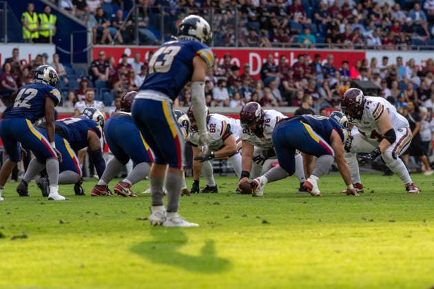Lukas Jakobi (Rhein Fire, 76) vor dem naechsten Spielzug, GER Rhein Fire vs. Alpine Rams, American Football, AFLE, Saison 2026, 01.08.2026 GER Rhein Fire vs. Alpine Rams, American Football, AFLE, Saison 2026, 01.08.2026 Duisburg Copyright: xEibner-Pressefoto FabianxFriesex EP_FFE