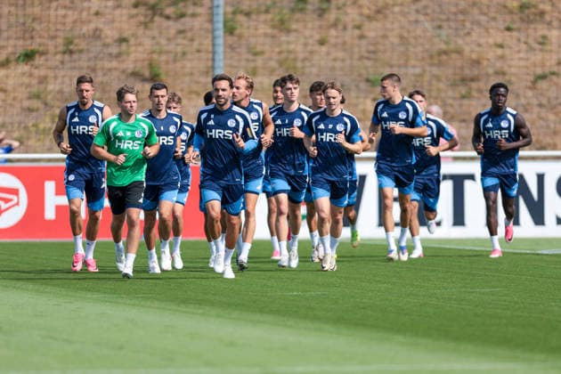 04.08.2026, Fussball, Training des FC Schalke 04. Die Spieler des S04 machen sich warm, v. l. Janik Bachmann (FC Schalke 04), Reha-Trainer Marc Thum (FC Schalke 04), Ron Schallenberg (FC Schalke 04), Kenan Karaman (FC Schalke 04), Timo Becker (FC Schalke 04), Dylan Leonard (FC Schalke 04), Finn Porath (FC Schalke 04), Magnus Rösner (FC Schalke 04 U23), Christian Gomis (FC Schalke 04). Gelsenkirchen Trainingsgelände FC Schalke 04 NRW Deutschland xRHR-FOTO YYx Copyright: RHR-FOTOx RHR-FOTO YY
