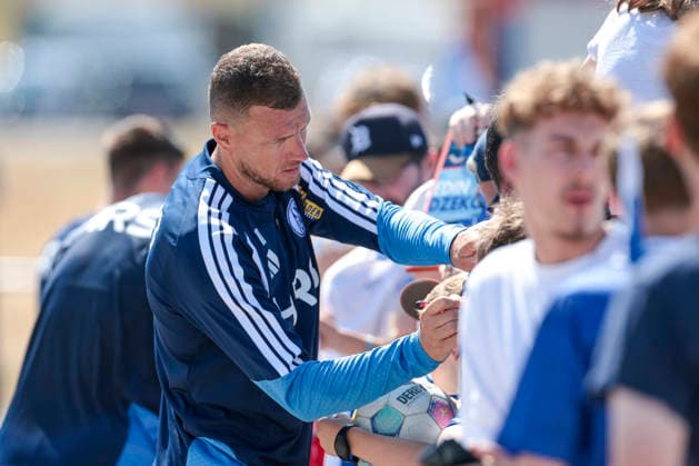04.08.2026, Fussball, Training des FC Schalke 04. Edin Dzeko (FC Schalke 04) gibt den Fans Autogramme. Gelsenkirchen Trainingsgelände FC Schalke 04 NRW Deutschland xRHR-FOTO YYx Copyright: RHR-FOTOx RHR-FOTO YY