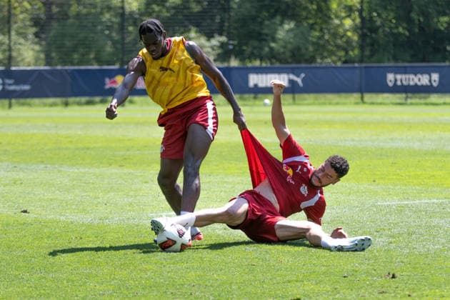 Castello Lukeba (RB Leipzig, 23), bringt Romulo (RB Leipzig, 40) zu Fall, RB Leipzig, Fussball, Trainingslager Austria, Saison Vorbereitung, Saison 2026 2027, GER, 04.08.2026, Eibner-Pressefoto Andreas Ulmer RB Leipzig, Fussball, Trainingslager Austria, Saison Vorbereitung, Saison 2026 2027, GER, 04.08.2026, Copyright: xEibner-Pressefoto AndreasxUlmerx EP_AUR