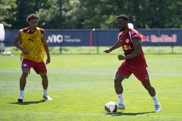 Tidiam Gomis (RB Leipzig, 27) links versucht Ridle Baku, (RB Leipzig, ) zu stoppen, RB Leipzig, Fussball, Trainingslager Austria, Saison Vorbereitung, Saison 2026 2027, GER, 04.08.2026, Eibner-Pressefoto Andreas Ulmer RB Leipzig, Fussball, Trainingslager Austria, Saison Vorbereitung, Saison 2026 2027, GER, 04.08.2026, Copyright: xEibner-Pressefoto AndreasxUlmerx EP_AUR