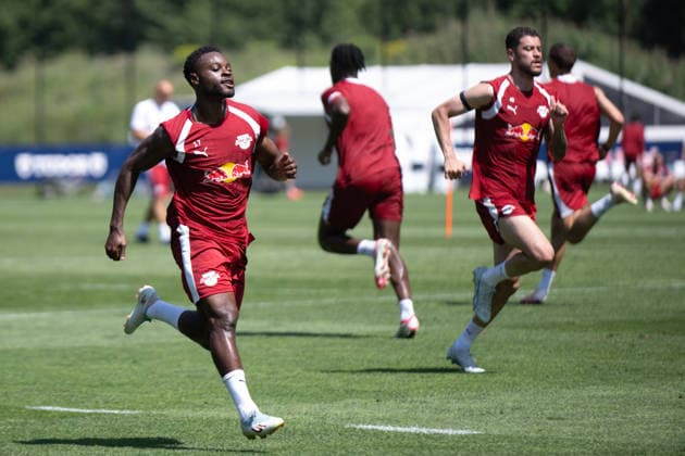 Ridle Baku, (RB Leipzig, ), links, neben ihm Romulo (RB Leipzig, 40), RB Leipzig, Fussball, Trainingslager Austria, Saison Vorbereitung, Saison 2026 2027, GER, 04.08.2026, Eibner-Pressefoto Andreas Ulmer RB Leipzig, Fussball, Trainingslager Austria, Saison Vorbereitung, Saison 2026 2027, GER, 04.08.2026, Copyright: xEibner-Pressefoto AndreasxUlmerx EP_AUR