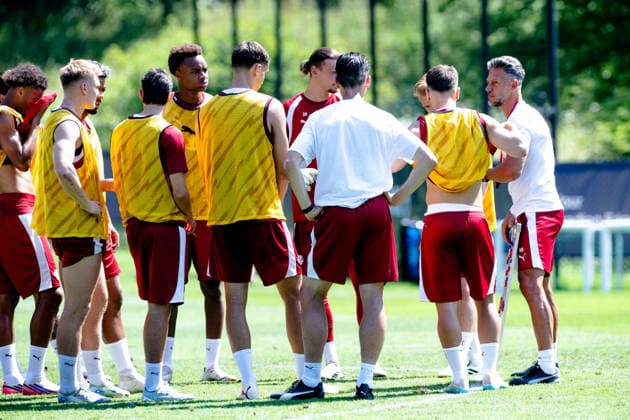 Martin Demichelis (RB Leipzig, Trainer) stimmt die Jungs von RB Leipzig auf die Trainingseinheit ein, RB Leipzig, Fussball, Trainingslager Austria, Saison Vorbereitung, Saison 2026 2027, GER, 04.08.2026, Eibner-Pressefoto Andreas Ulmer RB Leipzig, Fussball, Trainingslager Austria, Saison Vorbereitung, Saison 2026 2027, GER, 04.08.2026, Copyright: xEibner-Pressefoto AndreasxUlmerx EP_AUR