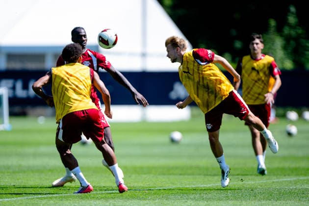 Ezechiel Banzuzi (RB Leipzig, 06), 2.v.l., steht sehr sicher im Zentrum, RB Leipzig, Fussball, Trainingslager Austria, Saison Vorbereitung, Saison 2026 2027, GER, 04.08.2026, Eibner-Pressefoto Andreas Ulmer RB Leipzig, Fussball, Trainingslager Austria, Saison Vorbereitung, Saison 2026 2027, GER, 04.08.2026, Copyright: xEibner-Pressefoto AndreasxUlmerx EP_AUR