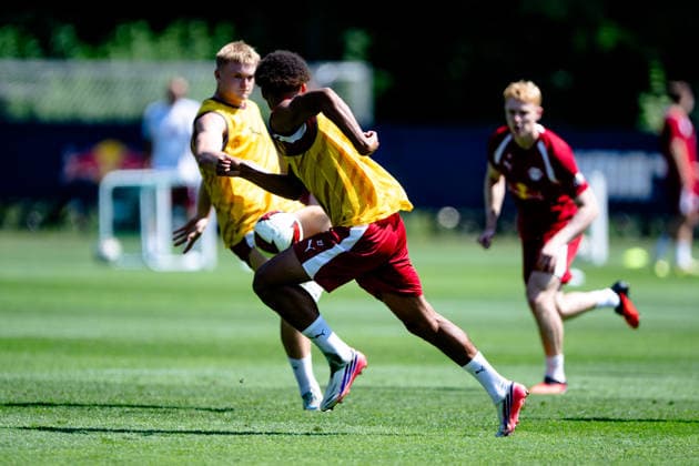 Conrad Harder (RB Leipzig, 09), links legt auf Assan Ouedraogo (RB Leipzig, 08) ab, RB Leipzig, Fussball, Trainingslager Austria, Saison Vorbereitung, Saison 2026 2027, GER, 04.08.2026, Eibner-Pressefoto Andreas Ulmer RB Leipzig, Fussball, Trainingslager Austria, Saison Vorbereitung, Saison 2026 2027, GER, 04.08.2026, Copyright: xEibner-Pressefoto AndreasxUlmerx EP_AUR